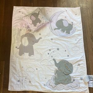 EUC Wendy Bellissimo toddler crib elephant 🐘 comforter and pillow.